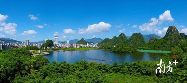 云浮立足生态资源禀赋，积极打造“云山青水翠满城”的绿美云浮。图为城区蟠龙天湖广场。