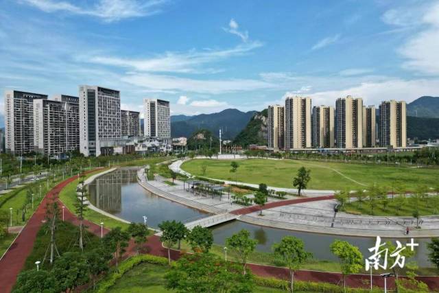 云浮绿意盎然、休闲舒适的城市环境。图为云浮市体育公园。