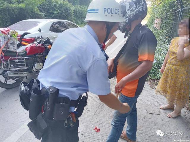  9月29日，六都派出所民警巡逻途中发现一名受伤群众， 随即了解情况并帮助群众包扎伤口。