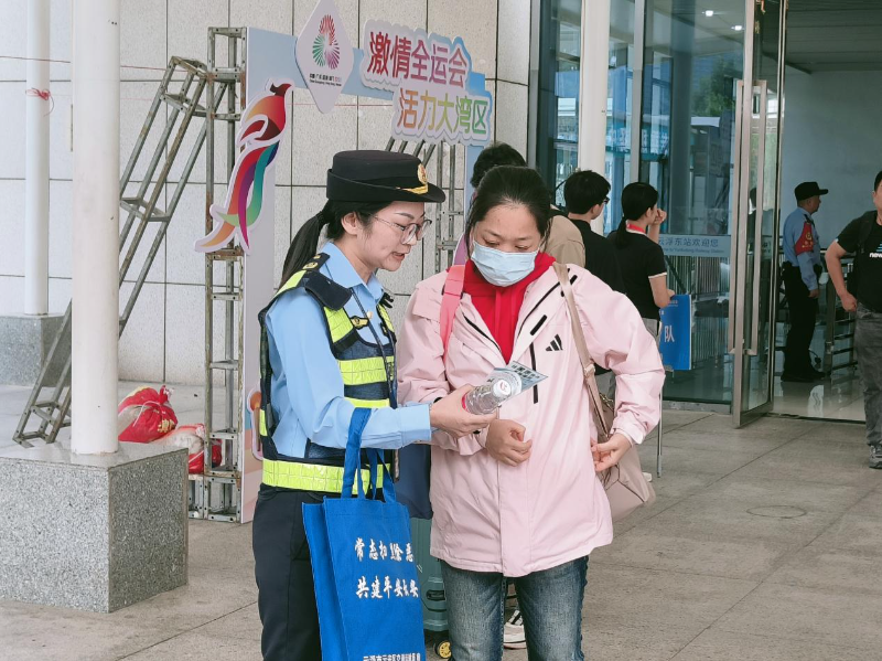 （定稿）云安区交通运输局组织开展高铁站普法宣传活动，全力筑牢安全防线护航十五运会.doc_2