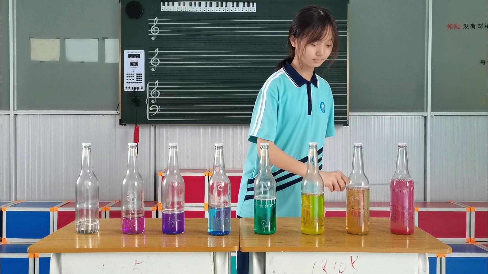 物理+C组+潘清怡+《用玻璃水瓶来演奏音乐》[00-00-41][20220629-103000448].jpg