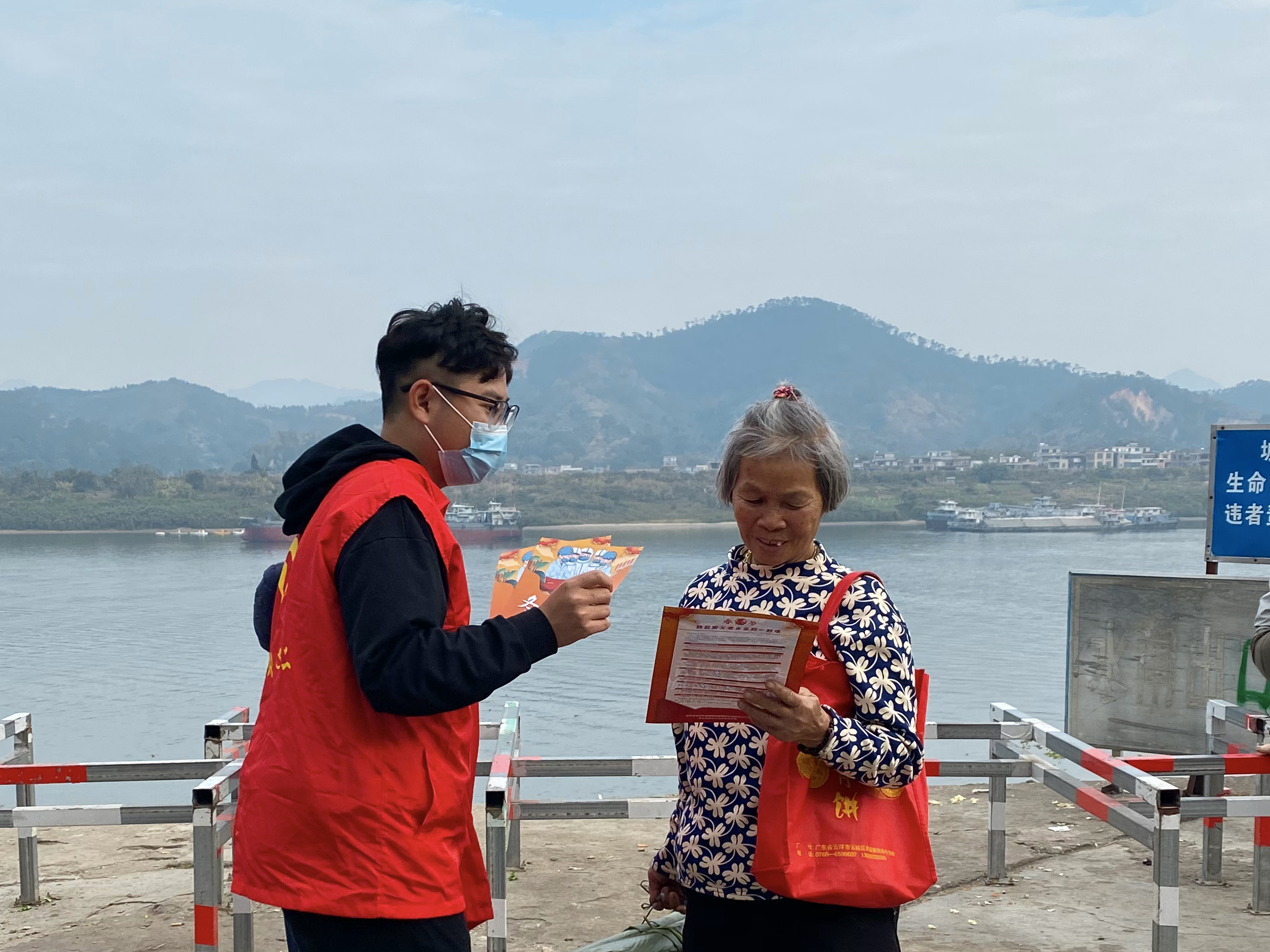 活动当天,志愿者们穿梭在六都街,对街道上的商铺以及群众派发宣传单张