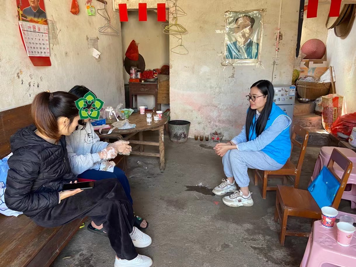 2月21日社工再次入户劝导女孩重返校园.jpg