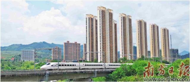 云浮正奋力建设第二个“云浮30年”，图为高铁在云浮新区飞驰。云浮融媒（集团）供图
